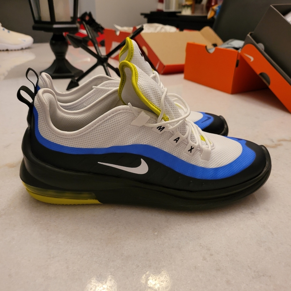 Nike Air Max Axis mens size 9.5